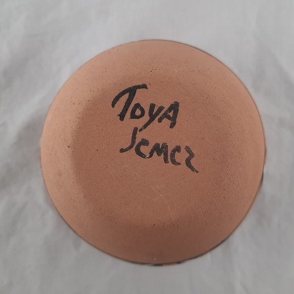 SOLD Vintage Hand Painted Jemez Pottery Bowl Signed Toya Jemez -3" high - Picture 4 of 5